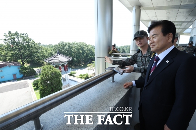 정동영 통일부 장관이 이재명 대통령에게 건의하겠다고 밝힌 한미연합군사훈련 조정이 실제로 단행됐다. 통일부 고위 당국자는 7일 한반도 긴장 완화에 기여하길 바란다고 밝혔다. 취임 첫날인 지난달 25일 판문점을 방문한 정 장관. /통일부