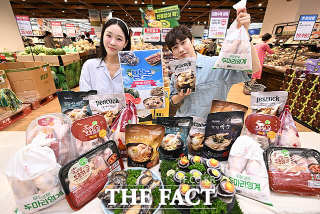 이마트가 삼복더위의 마지막을 장식할 말복 행사를 한다고 밝힌 7일 오전 서울 용산구 이마트 용산점에서 모델들이 행사 상품을 선보이고 있다. /서예원 기자