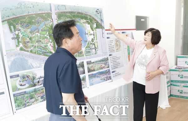 안경자 대전시의회 의원(사진 오른쪽)이 6일 대전 도안갑천지구 친수구역을 방문해 상습 침수지역에 대한 현장 점검을 마치고 간담회를 진행했다. /안경자 의원