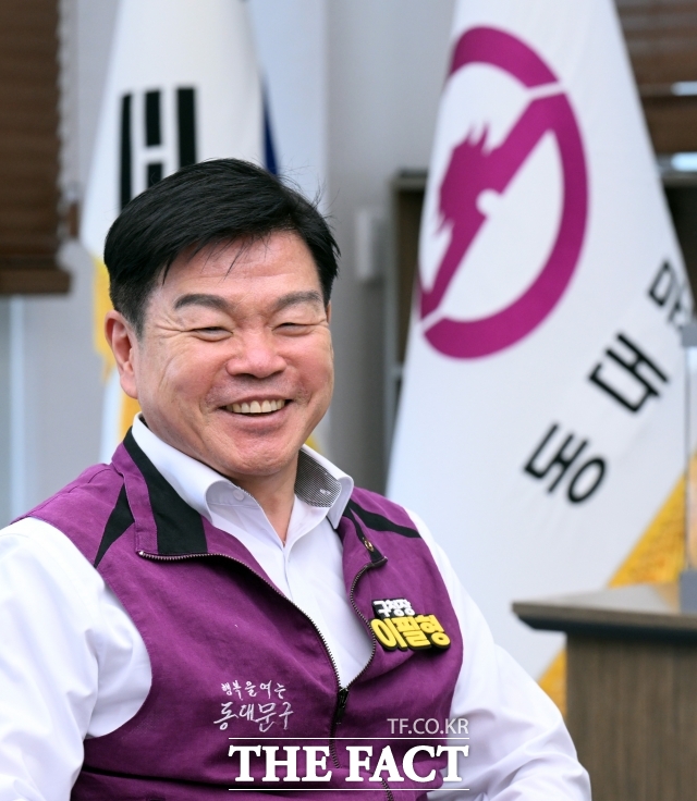 이필형 동대문구청장이 5일 오후 서울 동대문구청 집무실에서 <더팩트>와 인터뷰하고 있다./이새롬 기자