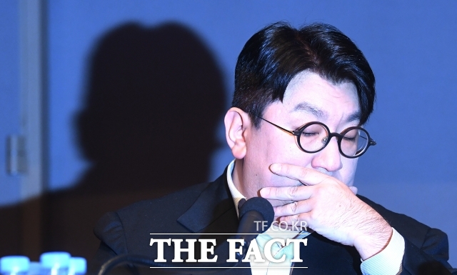 상장 당시 '사기적 부정거래' 혐의를 받는 방시혁 하이브 의장이 처음으로 본인의 입장을 밝혔다. 방 의장은 6일 하이브 구성원에게 장문의 메일을 보내, 조속히 귀국해 당국의 조사 절차에 응하겠다고 알렸다. /더팩트 DB