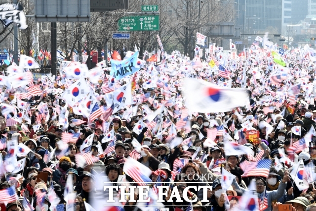 전광훈 사랑제일교회 목사가 이끄는 대한민국바로세우기국민운동본부와 자유통일당이 8일 오후 서울 광화문 동화면세점 앞에서 자유통일을 위한 국민대회를 연 가운데 집회에 참석한 윤석열 대통령 지지자들이 태극기를 흔들며 구호를 외치고 있다. /서예원 기자