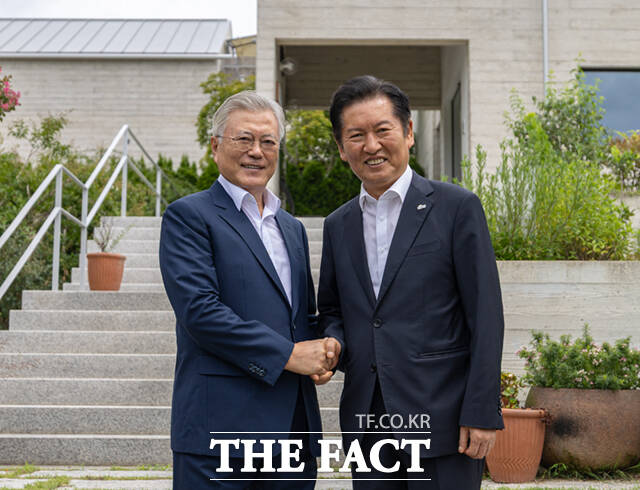 정청래 더불어민주당 대표(오른쪽)가 7일 경남 양산 평산마을을 찾아 문재인 전 대통령을 예방하고 있다. /더불어민주당