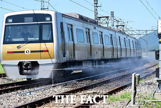 서울교통공사(공사)가 9호선 노동자들이 복지기금에서 차별받지 않도록 하라는 국가인권위원회(인권위) 권고를 불수용했다. 사진은 9호선 차량 운행 모습./남윤호 기자