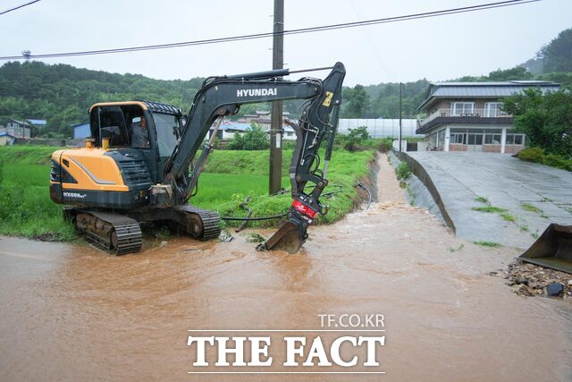 지난달 집중호우로 인해 판교면, 비인면 등에 침수 피해가 발생한 가운데 서천군이 응급 복구를 진행하고 있다. /서천군