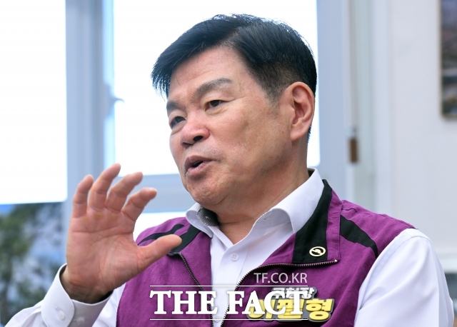 이필형 동대문구청장이 5일 오후 서울 동대문구청 집무실에서 <더팩트>와 인터뷰하고 있다./이새롬 기자