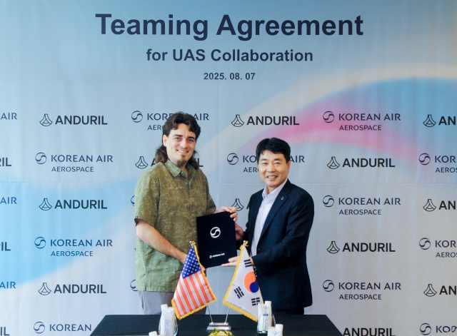 대한항공은 7일 서울 종로구 포시즌스호텔에서 안두릴과 한국 및 아시아·태평양 지역 무인 항공기 분야의 파트너십 구축을 위한 협력합의서(TA) 협약식을 열었다. 임진규 대한항공 항공우주사업본부장(오른쪽)과 팔머 럭키 안두릴 창업자가 기념촬영을 하는 모습. /대한항공