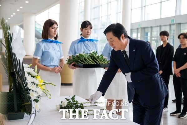 충남대학교가 7일 김밥을 팔아 평생 모은 전 재산을 충남대에 기부한 고(故) 정심화 이복순 여사의 숭고한 뜻을 기리기 위해 33주기 추모식을 진행했다. 김정겸 총장이 헌화를 하고 있다./충남대학교