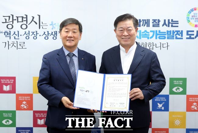 박승원 광명시장(오른쪽)이 최인락 광명농협 조합장과 ‘농협조합원 인지건강 지원’ 업무협약을 체결했다./광명시