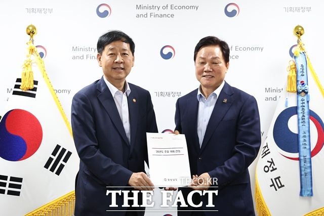 박완수(오른쪽) 경남도지사가 구윤철 경제부총리 겸 기획재정부 장관을 만나 경남 주요 현안과 관련해 내년도 국비 지원을 요청했다./경남도