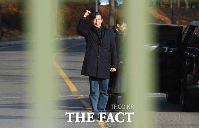 자녀 입시비리 혐의 등으로 징역형이 확정돼 수감되는 조국 전 조국혁신당 대표가 2024년 12월 16일 오전 경기도 의왕시 서울구치소로 출석하며 지지자들에게 인사하고 있다. /장윤석 기자