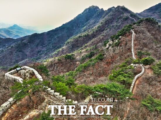 최근 유네스코 세계유산 등재를 위한 국내 심의에서 등재신청대상에 선정된 한양의 수도성곽 중 북한산성 시단봉 구간의 전경./고양시