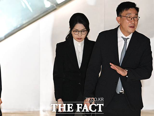 김건희 여사에 대한 특검의 구속영장 청구에 더불어민주당은 윤석열 검찰에서는 변명이 통했을지 몰라도 특검에는 통하지 않는다며 지극히 상식적 결정이라는 입장을 내놨다. 김 여사가 전날 민중기 특검 사무실에서 조사를 마치고 나서는 모습. /박헌우 기자