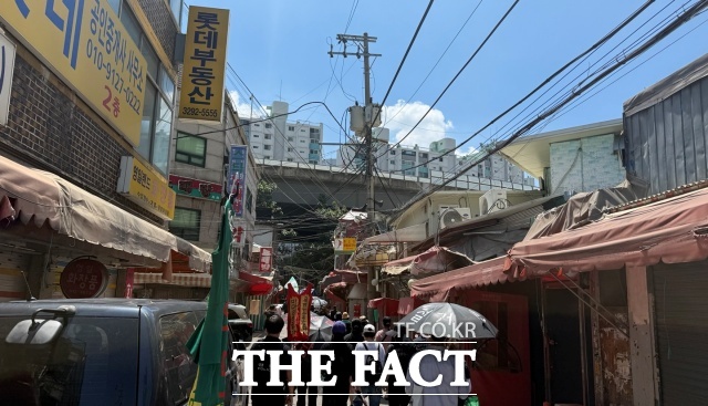 미아리 성노동자 이주대책위원회는 7일 서울 성북구에서 투쟁 등이 적힌 우산을 들고 거리를 행진했다./김형준 기자