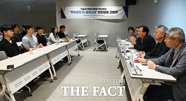 정태호 국정기획위원회 경제1분과 위원장과 위원들이 7일 서울 관악구 서울대 AI연구원에서 열린 국정위 ‘기술과 아이디어로 혁신하는 우리곁의 AI 클러스터’ 현장방문 행사에서 연구원·대학원생들과 대담하고 있다.