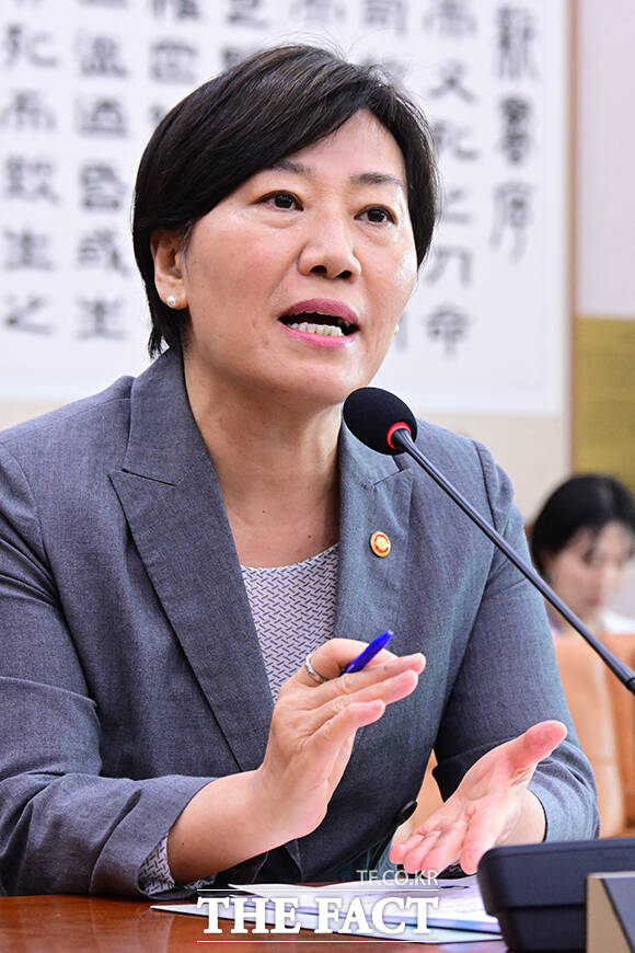 송미령 장관은 7일 정부세종청사에서 기자간담회를 하고 검역 8단계라는 장치는 우리 혼자 빨리 속도를 낸다고 혹은 상대방 국가 혼자 빨리 속도를 낸다고 되는 게 아니다라고 말했다. 사진은 송 장관이 법사위에 출석해 답변하는 모습. /더팩트 DB