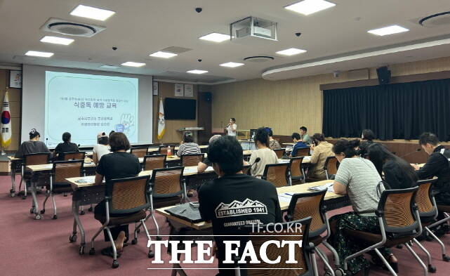 공주시가 6일 공주야(夜)밤 맥주축제 입점 대상자 교육을 갖고 있다. /공주시