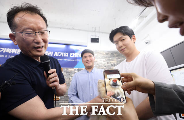 반려동물 생체 인식 서비스 스타트업 펫나우의 임준호 대표(왼쪽)가 7일 서울 관악구 관악S밸리에서 강아지 코를 지문처럼 인식하는 어플을 시연하고 있다.