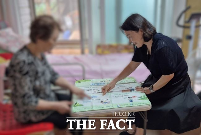방문 건강관리 전담 간호사가 노인 건강을 확인하고 폭염 안전수칙을 설명하고 있다./안양시