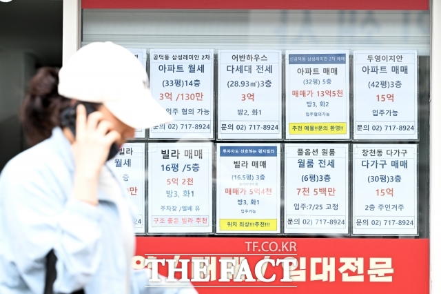 30일 오후 서울 마포구의 한 부동산 중개업소에 아파트 매물 안내문이 붙어 있다. /서예원 기자