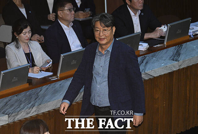 더불어민주당 윤리심판원이 7일 차명 주식거래 의혹을 받는 이춘석 무소속 의원에 대해 제명 징계사유를 확인했다며 징계사유 확인 결정문을 당원자격심사위원회에 통지하겠다고 밝혔다. 사진은 이 의원./박헌우 기자