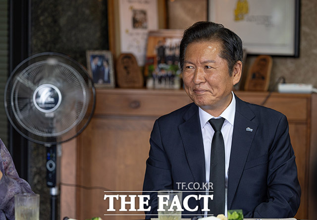 더불어민주당이 차명 주식거래 의혹에 휩싸인 이춘석 의원에 대한 제명 조치로 빠르게 수습에 나서면서 당내 위기관리 역량에 관심이 쏠린다. 사태를 일단락한 정청래 대표는 다시 검찰개혁에 박차를 가하는 모습이다. 정 대표가 7일 경남 김해 봉하마을 고 노무현 전 대통령 사저를 찾아 권양숙 여사를 예방한 모습. /민주당 제공