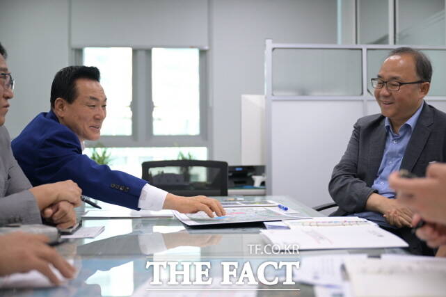 백성현 논산시장(왼쪽)이 지난 5일 국토교통부 철도국을 방문해 호남선 고속화 건설사업에 대한 지역 주민 의견을 공식 전달하고 있다. /논산시