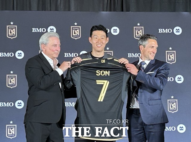 슈퍼 쏘니 손흥민(가운데)이 7일 오전(한국시간) LAFC 입단식에서 등번호 7번이 새겨진 유니폼을 들고 있다./LA=황덕준 언론인