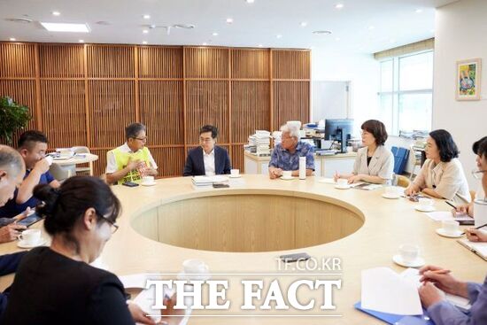 김동연 경기도지사가 7일 시민사회단체 공동대책위와 경기도청 집무실에서 면담을 갖고 친환경 농가와 학교, 학부모들과 안정적 학교급식 공급 방안에 대한 의견을 나누고 있다. /경기도