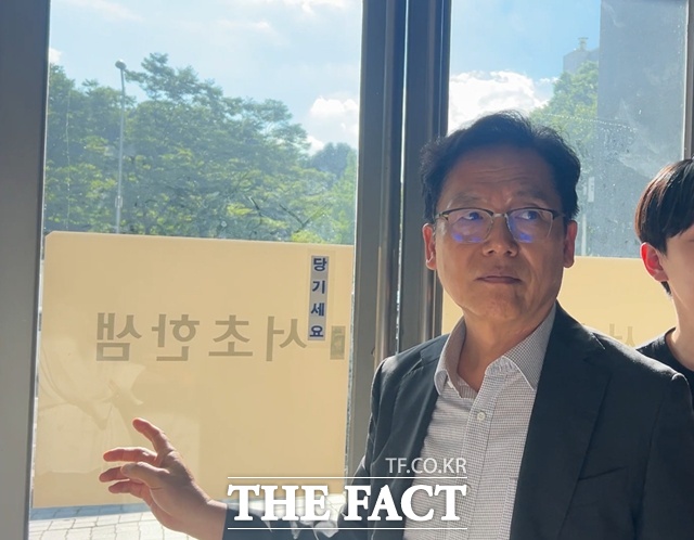 김철문 전 경북경찰청장(현 전북경찰청장)이 채상병 사건 외압 의혹을 수사하는 이명현 특별검사팀 참고인 조사를 마치고 귀가하고 있다. /김해인 기자