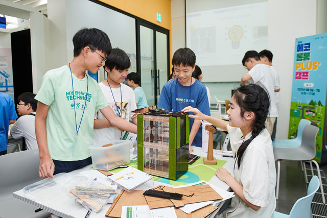 제9회 에코 롱롱 Plus 캠프에 참여한 초등학생들이 친환경 빌딩과 도시를 설계하고 있다. /코오롱