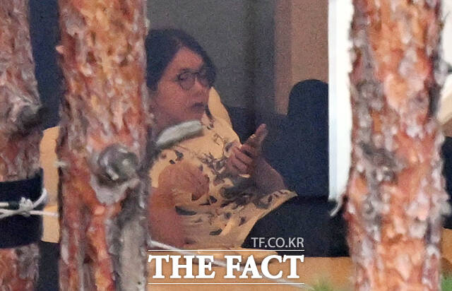 특별검사팀 출범을 앞두고 우울증 증세로 서울아산병원에 입원했던 윤석열 전 대통령의 아내 김건희 씨가 7월 27일 오후 퇴원해 자택에서 휴식을 취하는 모습이 더팩트 카메라에 포착됐다. /임영무 기자