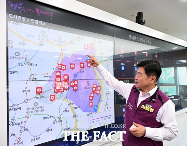 이필형 동대문구청장이 5일 오후 서울 동대문구청 집무실에서 <더팩트>와 인터뷰하며 스마트 전광판을 통해 도시현황을 설명하고 있다./이새롬 기자