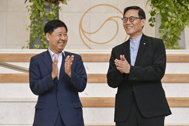 구윤철 경제 부총리 겸 기획재정부 장관이 7일 오전 서울 중구 한국은행을 방문해 이창용 한국은행 총재와 기념촬영을 하고 있다. /뉴시스