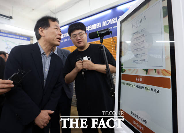 정태호 국정기획위원회 경제1분과장이 7일 기획위원·전문위원과 서울 관악구 관악S밸리에서 아르토에이아이의 기술을 체험하고 있다. /이새롬 기자