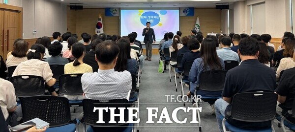 계룡시가 소속 공직자들을 대상으로 함께 생각하는 청렴 교육을 진행하고 있는 모습 /계룡시