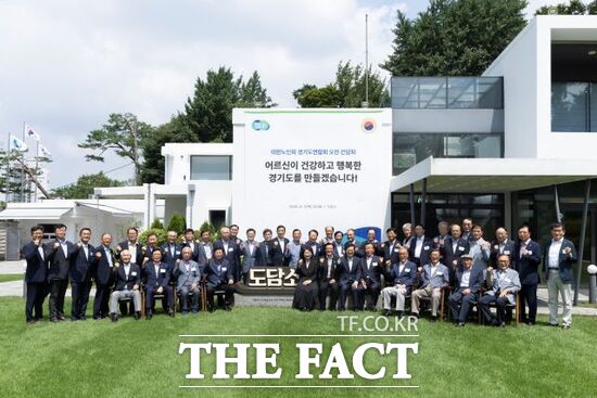 김동연 경기도지사(앞줄 왼쪽 7번째)와 임헌우 대한노인회 경기도연합회장 등 37명의 회장단이 가 7일 도담소에서 경기도 정책에 대해 소통하는 시간을 가진 뒤 기념촬영을 하고 있다./경기도