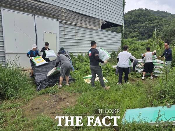 사회봉사명령 대상자들이 7일 세종시 건동면 석곡리의 한 버섯 농가를 찾아 수해복구를 실시하고 있는 모습 /대전보호관찰소