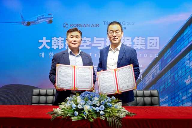 대한항공이 중국 온라인 여행사 씨트립과 전략적 파트너십을 맺고 중화권 시장 공략에 나섰다. 협약식에 참석한 박요한 대한항공 중국지역본부장(왼쪽)과 장용 트립닷컴 그룹 항공권 사업부 CEO가 기념 촬영을 하는 모습. /대한항공