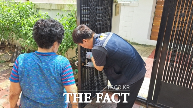 세종시 ‘척척세종 생활민원기동처리반’이 민원을 처리하고 있다. /세종시