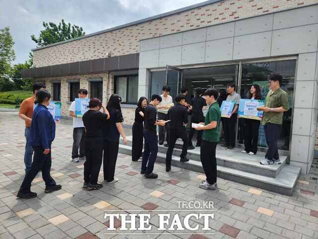 광주환경공단과 광주관광공사가 여름 휴가철을 맞아 지난 5일과 7일 양일간 청렴韓 여름나기 캠페인을 전개하고 있다./광주시