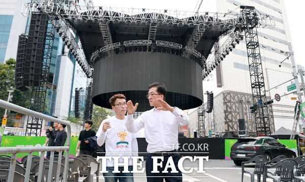 조원휘 대전시의회 의장(오른쪽)이 7일 대전 0시 축제를 앞두고 많은 인파가 몰릴 것으로 예상되는 주요 행사장과 교통시설에 대한 현장 안전점검을 펼치고 있다. /대전시의회