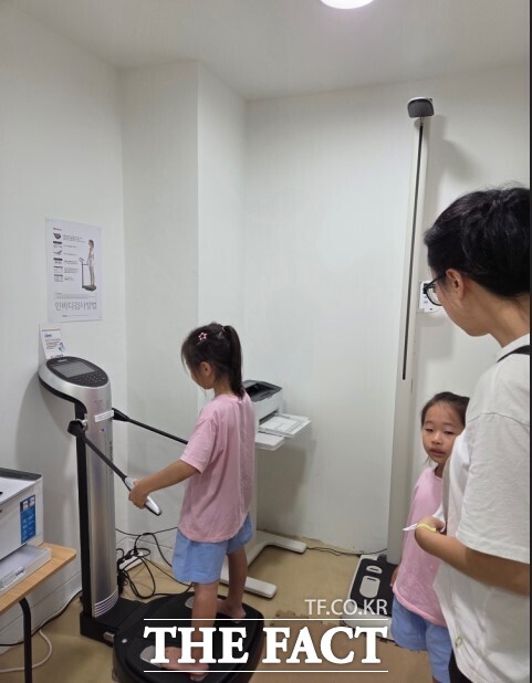 충남도어린이인성학습원에서 어린이들을 위한 소아 인바디 측정을 진행하고 있다. /충남도
