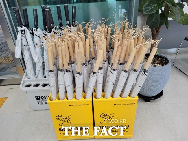 갈현동 행정복지센터 양심 양산 대여소 모습./과천시