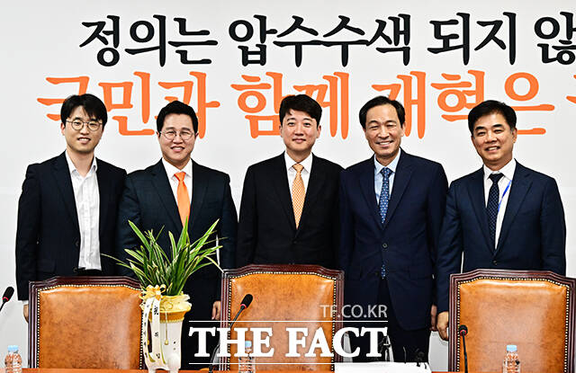 김성열 개혁신당 수석최고위원이 광복절을 앞두고 정치권에서 조국 전 조국혁신당 대표의 사면 가능성이 거론되는 데 대해 권력자에게는 법치와 국민이 우스운 것이냐고 힐난했다. 이준석 개혁신당 대표가 지난 4일 오후 서울 여의도 국회에서 우상호 대통령실 정무수석을 접견하며 기념사진 촬영을 하고 있다. /배정한 기자