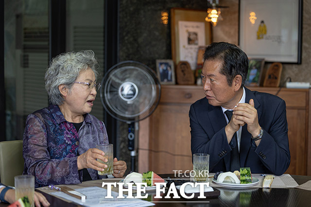 정청래 더불어민주당 대표(오른쪽)가 7일 경남 김해시 봉하마을 노무현 전 대통령 사저를 찾아 권양숙 여사를 예방하고 있다. /더불어민주당