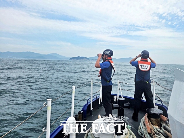 통영해경이 거제시 외도 해상에서 바다에 빠져 실종된 외국인 선원을 수색하고 있다. /통영해경