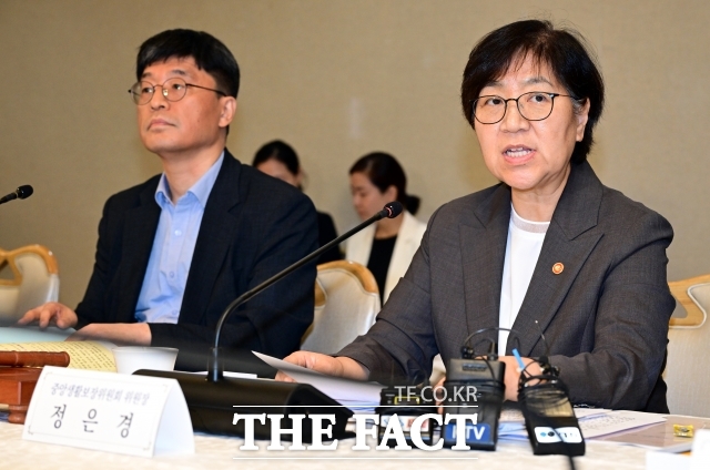 정은경 보건복지부 장관은 7일 환자단체들과 만나 의료계와 정부 간 갈등이 1년 반 동안이나 지속되면서 많은 불안과 불편을 겪으신 국민과 환자 여러분께 진심으로 죄송하다고 말했다. 사진은 지난 7월 31일 정 장관이 서울 종로구 정부서울청사에서 열린 제77차 중앙생활보장위원회 회의에 참석해 모두발언을 하는 모습. /사진=임영무 기자