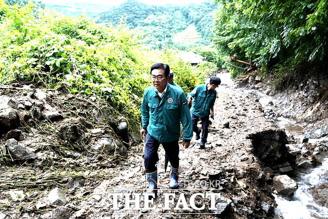 김석필 천안시장 권한대행 부시장이 호우피해 지역을 점검하고 있다./천안시