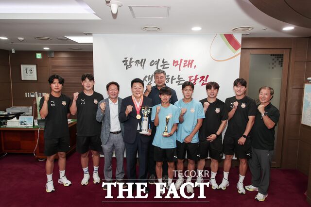 오성환 당진시장이 6일 제58회 대통령금배 전국 고등학교 축구대회에서 우승한 신평고 축구부를 격려했다. /당진시